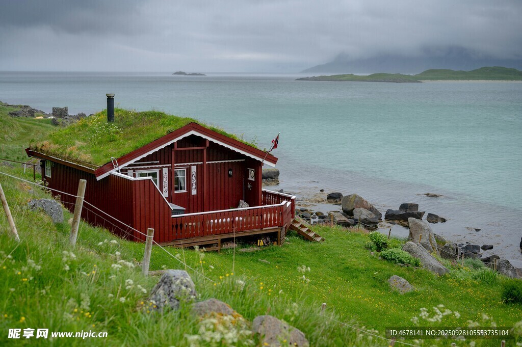 湖畔红顶小屋自然美景
