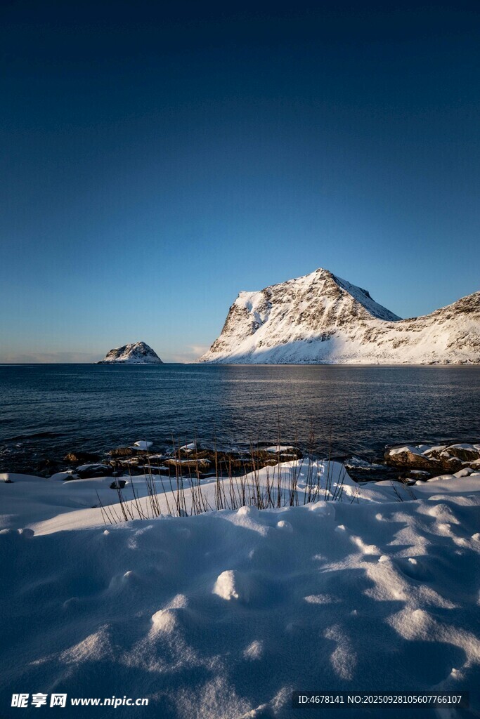 冰雪覆盖的海边壮丽山峰