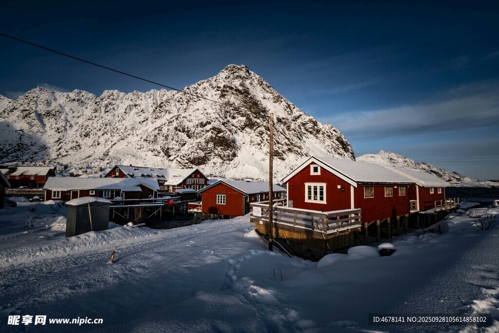 雪山下的红顶小屋美景
