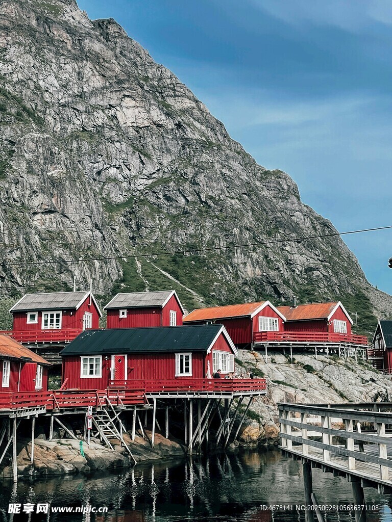 挪威渔村的红顶小屋风光