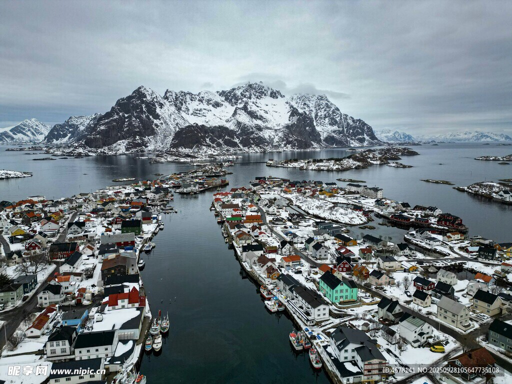 雪山下的宁静海港小镇