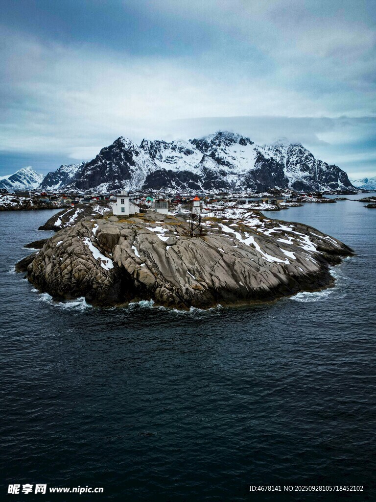 海上孤岛与远处雪山景观