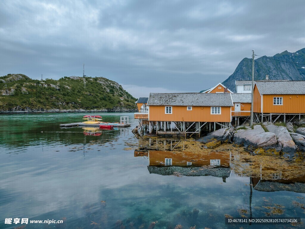 海边彩色小屋与平静水面