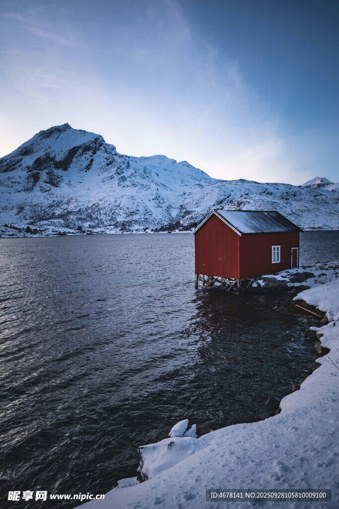 湖畔红屋与远处雪山美景