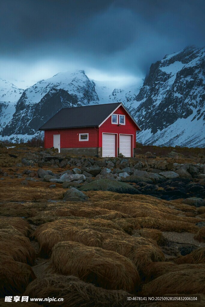 雪山下的红色小屋