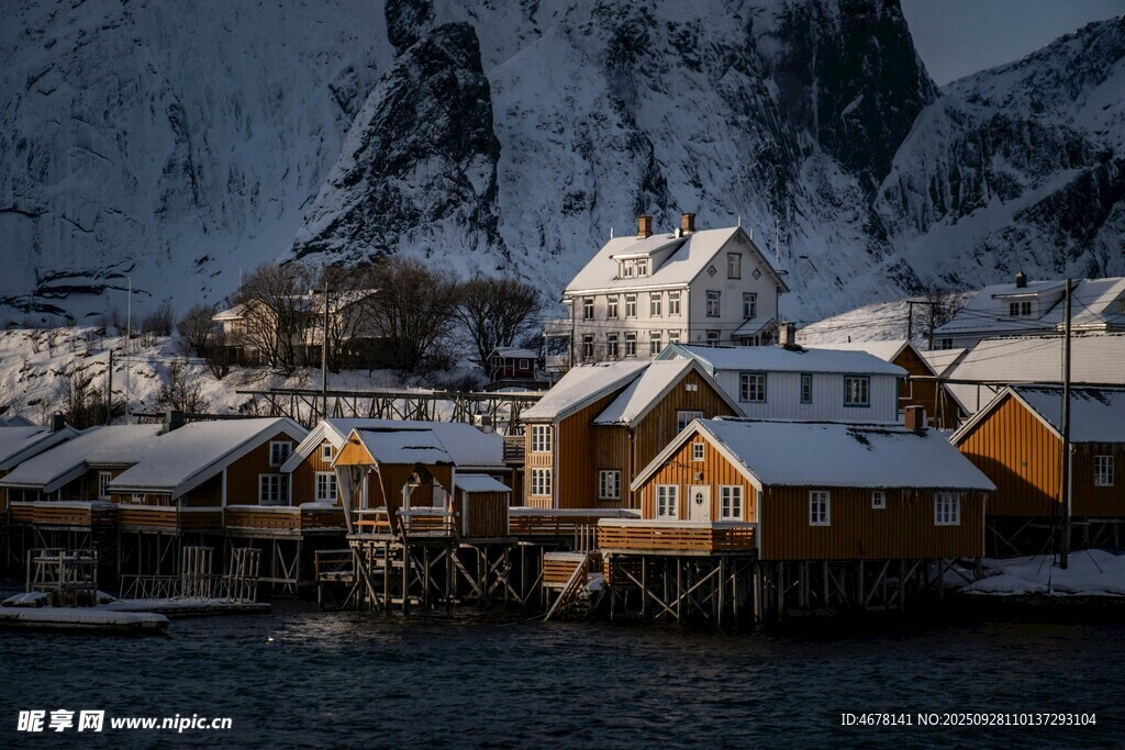 雪覆湖畔木屋美景