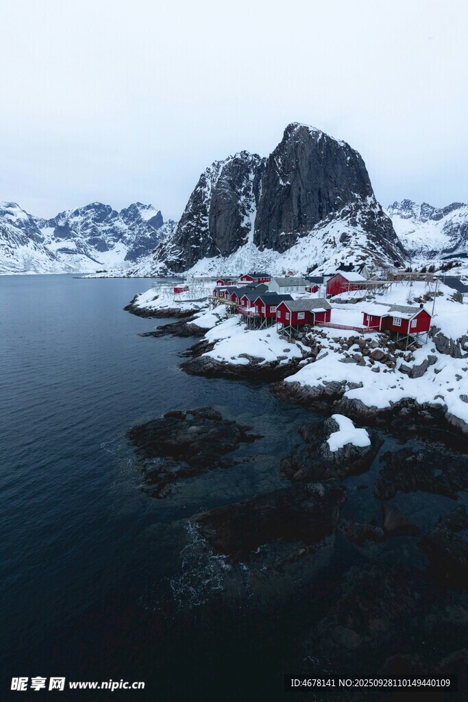 北极雪景中的红顶小屋