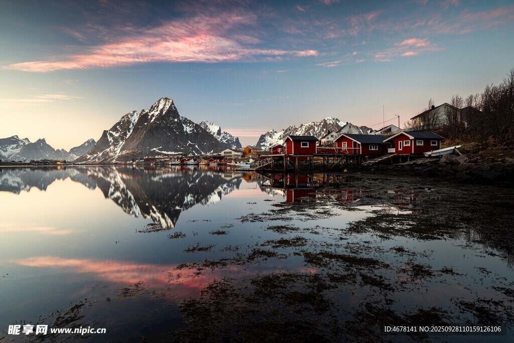 湖畔雪山美景倒映