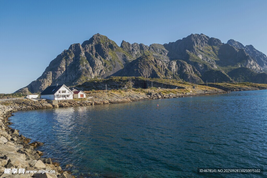海边山景中的白色小屋