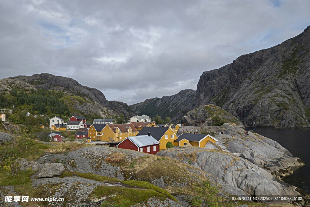 挪威峡湾彩色渔村风景