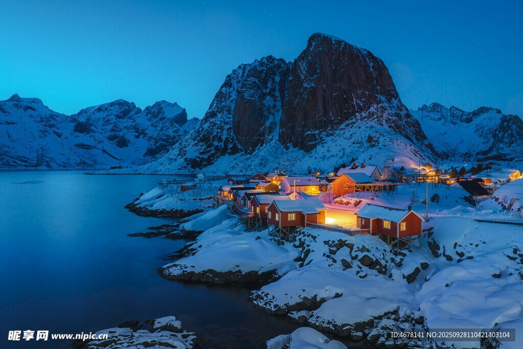 雪夜中的海边温馨小屋