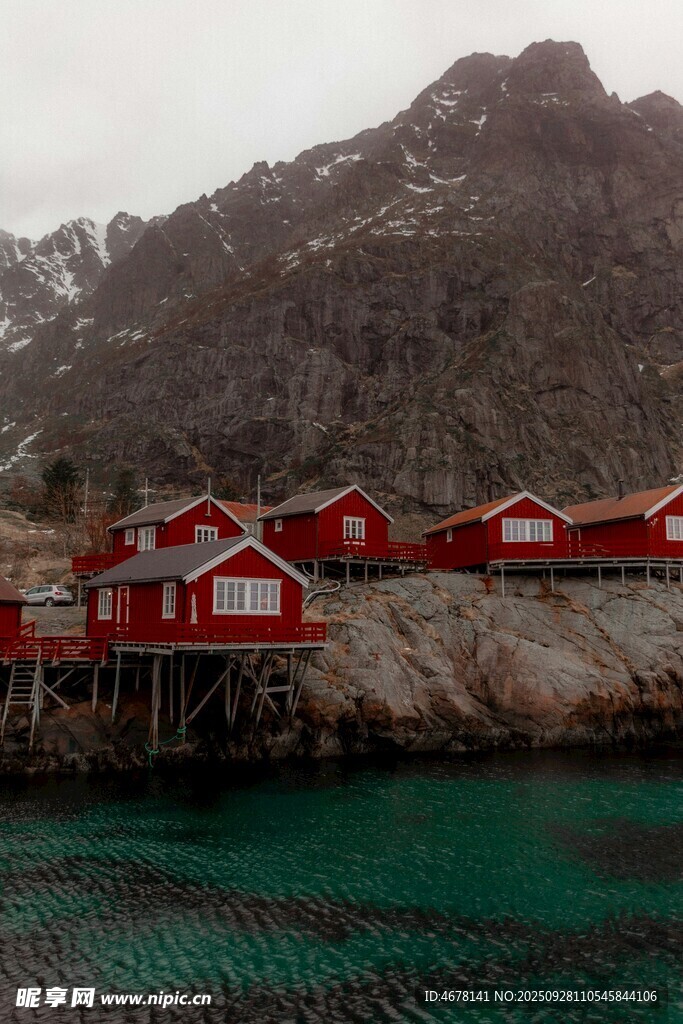 挪威峡湾边的红色小屋