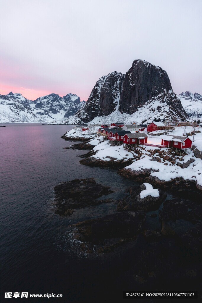 北极圈畔雪覆红屋美景