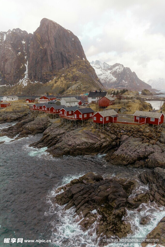 海边红顶建筑与壮丽山峦