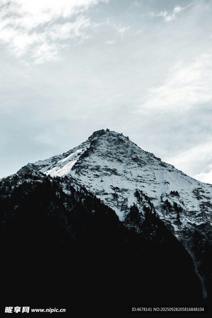 巍峨雪山映于天际