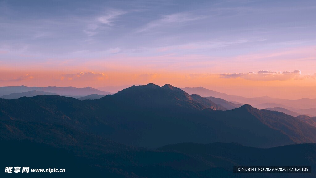 日出时的壮丽山峦景色