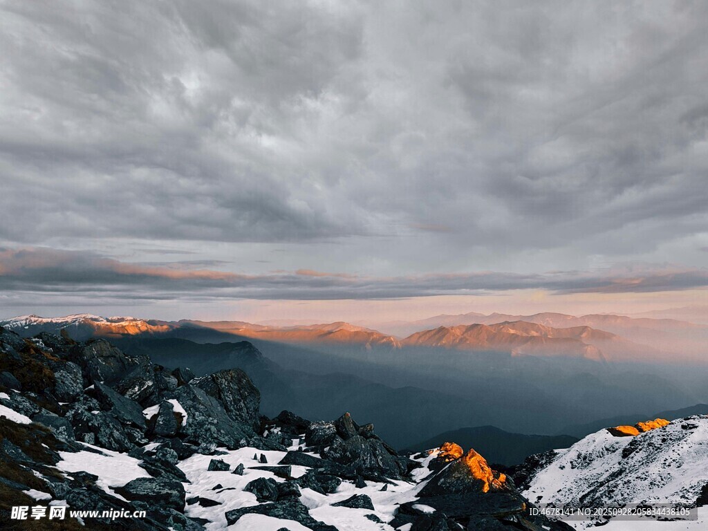 雪山云海间的壮丽日出