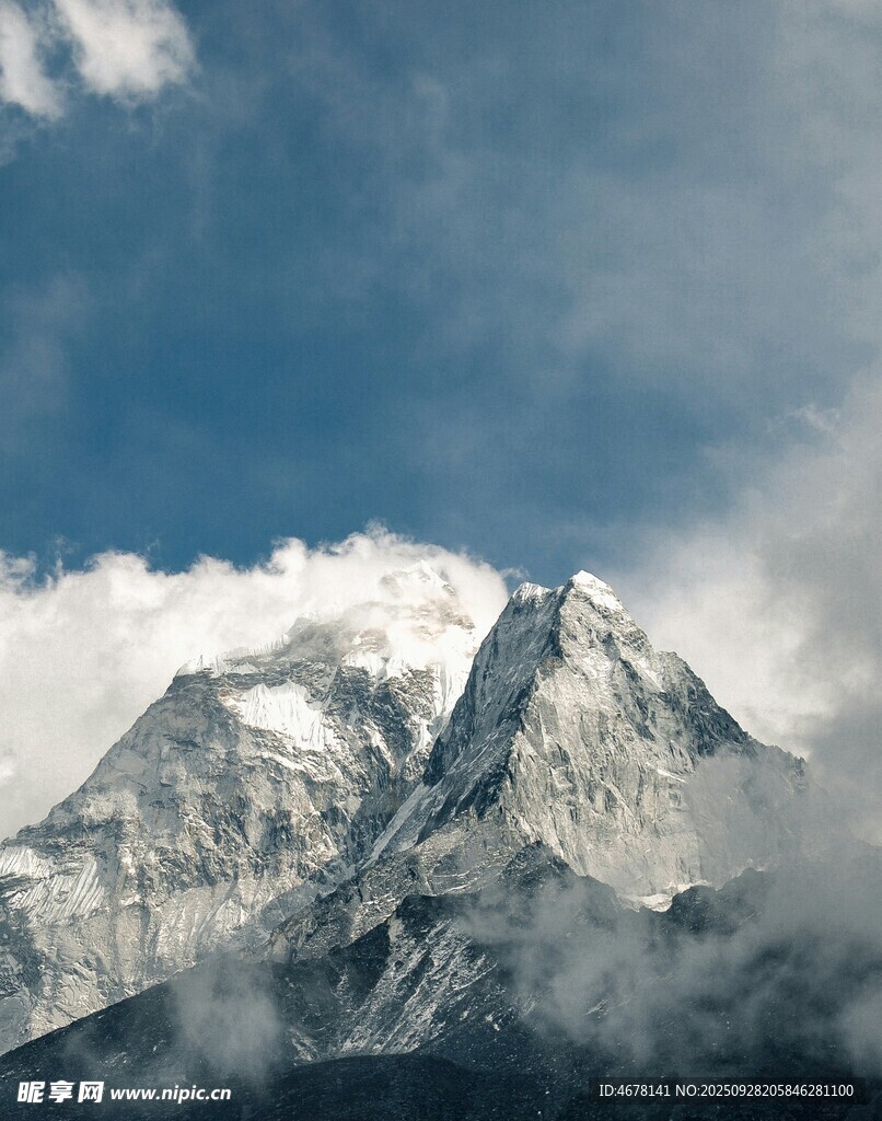 巍峨雪山云雾缭绕