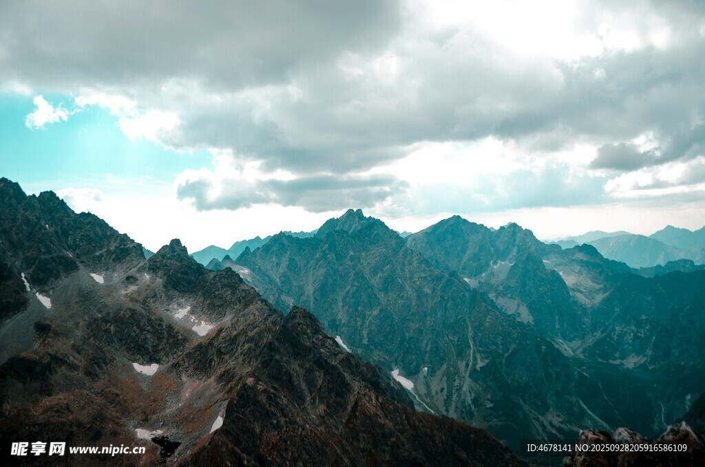 壮丽山景云绕巍峨峰峦
