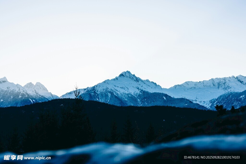 雪山远景壮丽自然景观