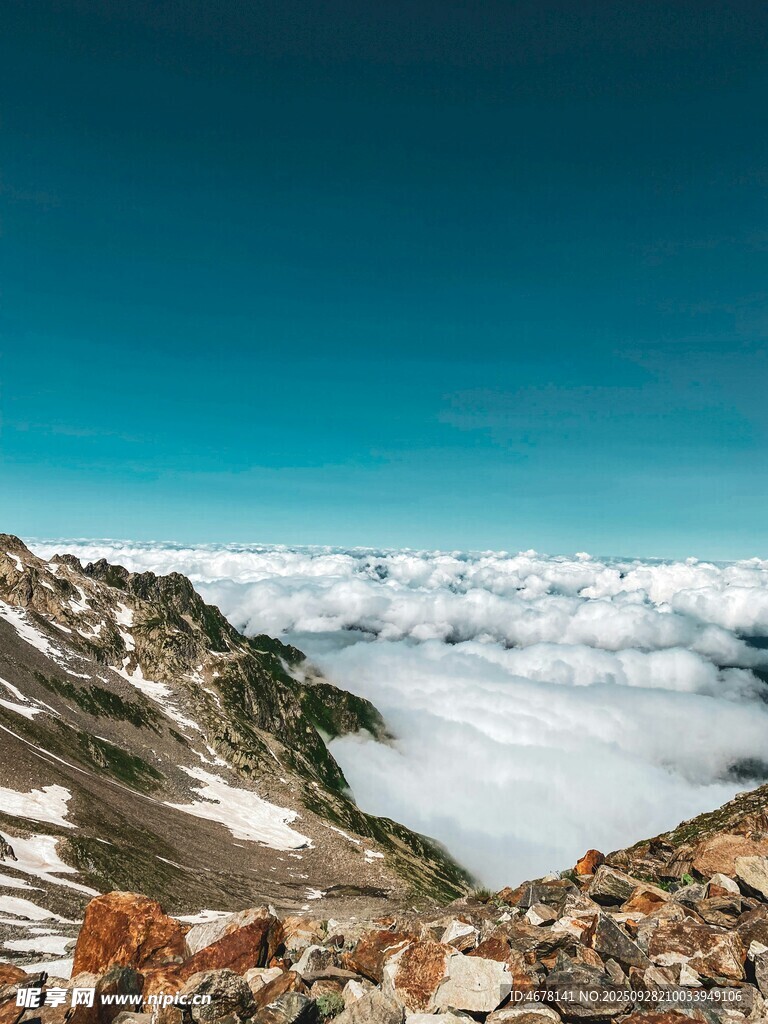 山巅云海美景