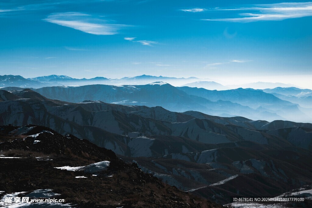 壮丽山峦与蓝天美景