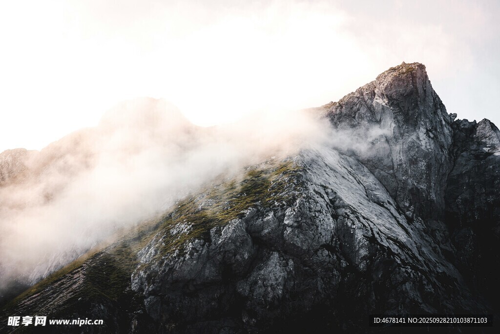 云雾缭绕的巍峨山峰