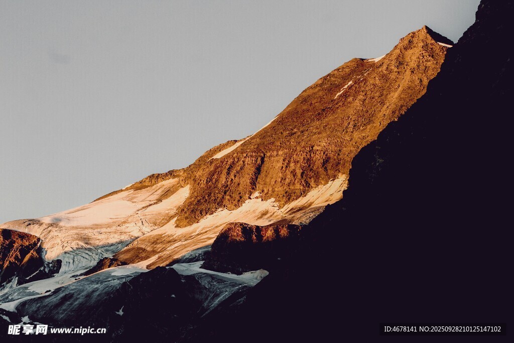 夕阳下的巍峨雪山