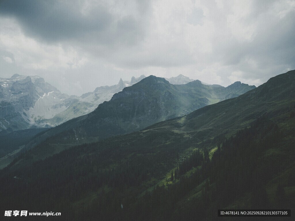 云雾缭绕的壮美山峦