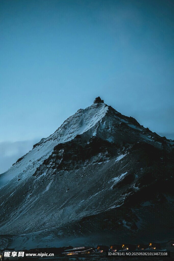 巍峨雪山尽显自然壮美
