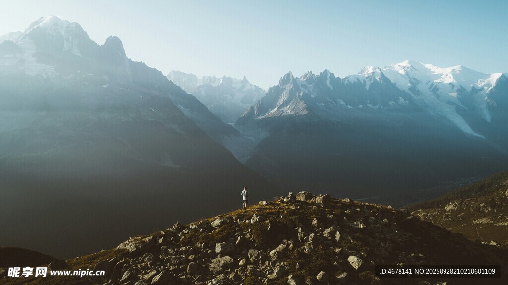 壮丽山景远处雪峰闪耀