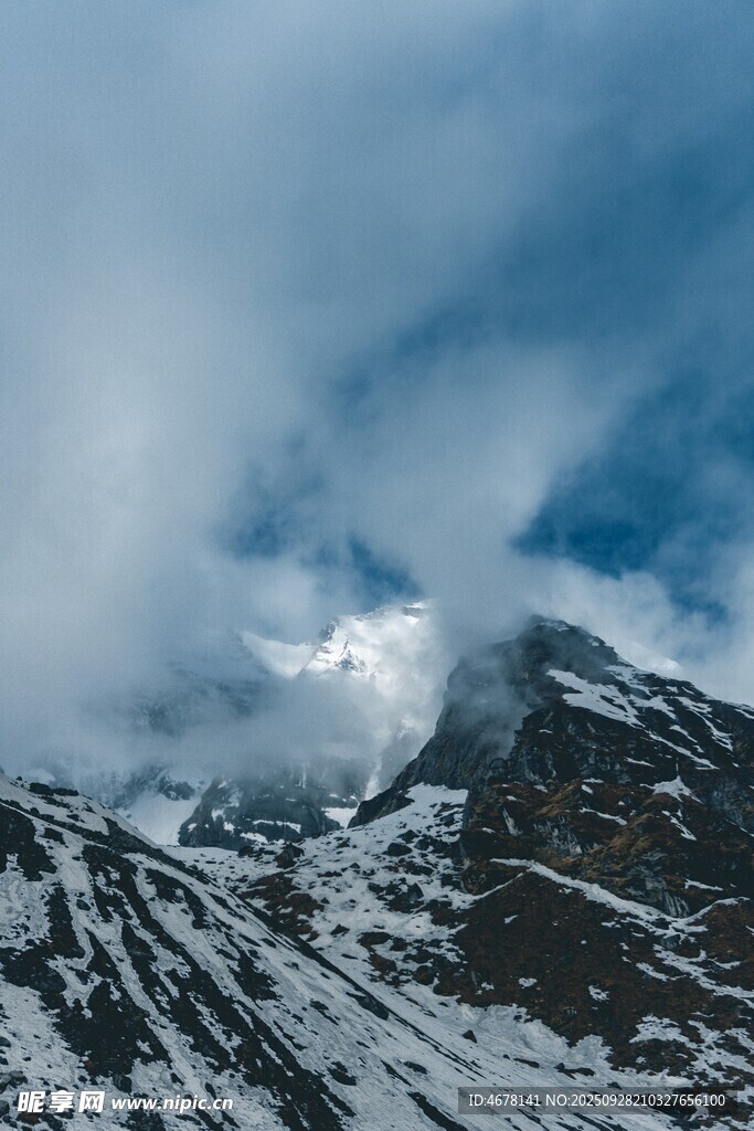 雪山云海壮丽风光