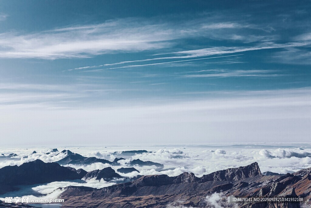 壮丽雪山与蓝天美景
