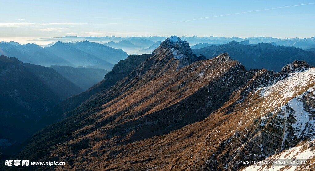 壮丽山景雪峰与褐山交织
