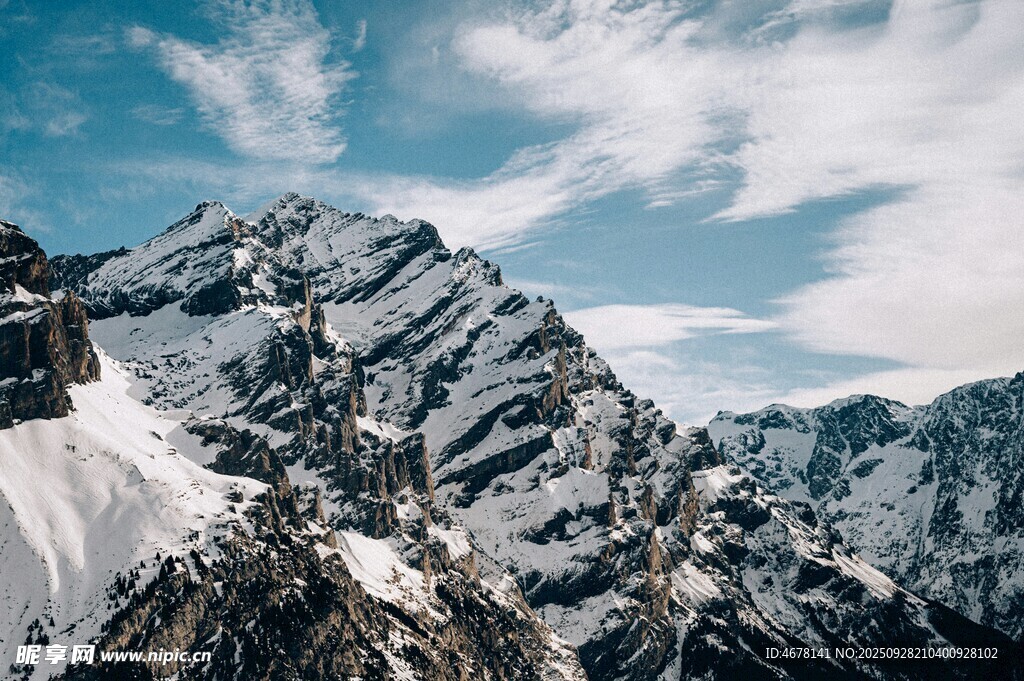 巍峨雪山壮丽自然景观