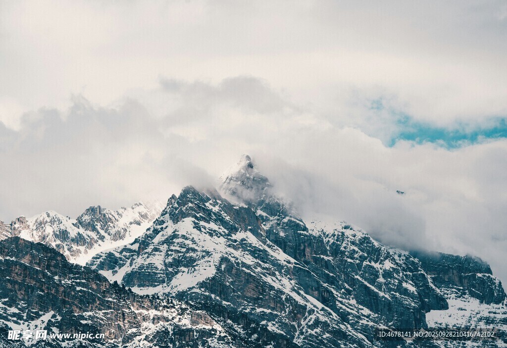 云雾缭绕的壮丽雪山