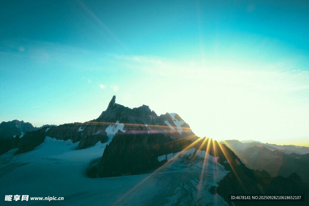 壮丽雪山日出美景
