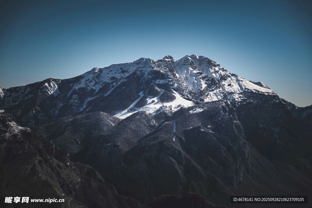 巍峨雪山壮丽景致