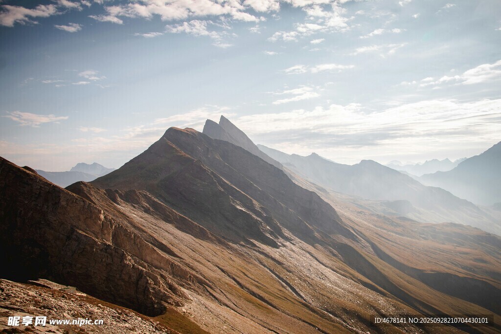 壮丽山景阳光照耀的峰峦
