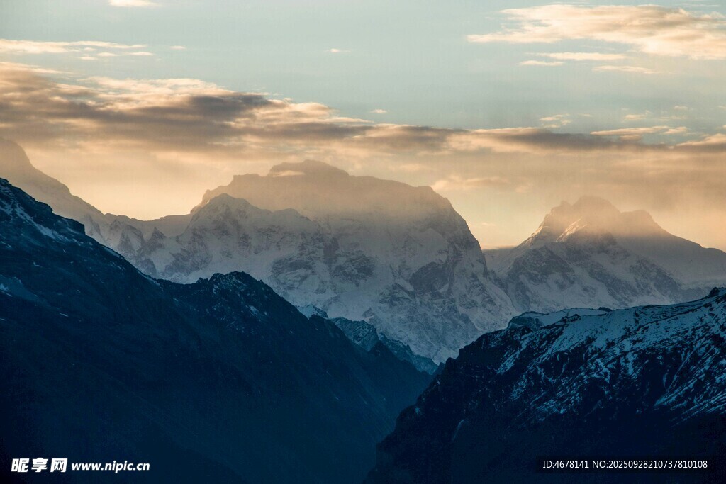 壮丽雪山日出美景