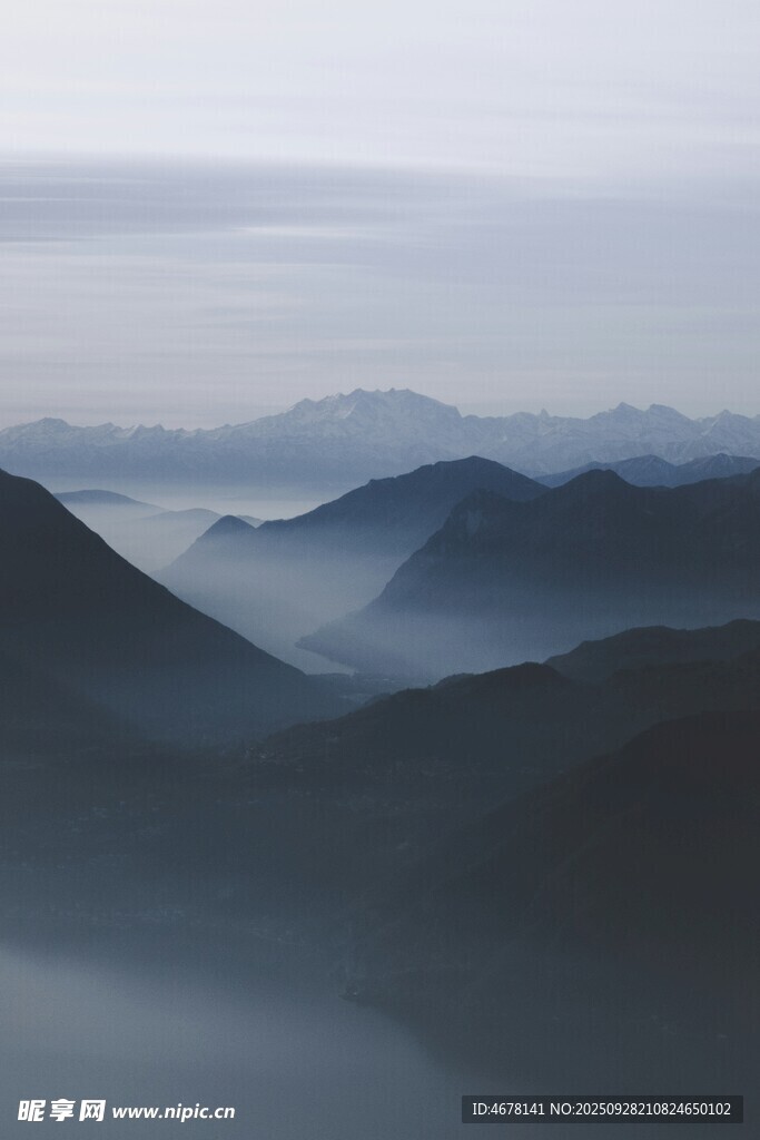 雾霭中的层峦叠嶂