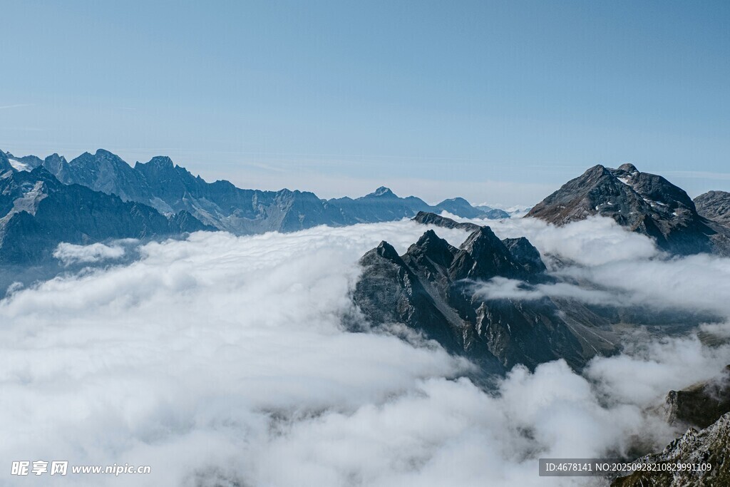 云海中的壮丽山峦