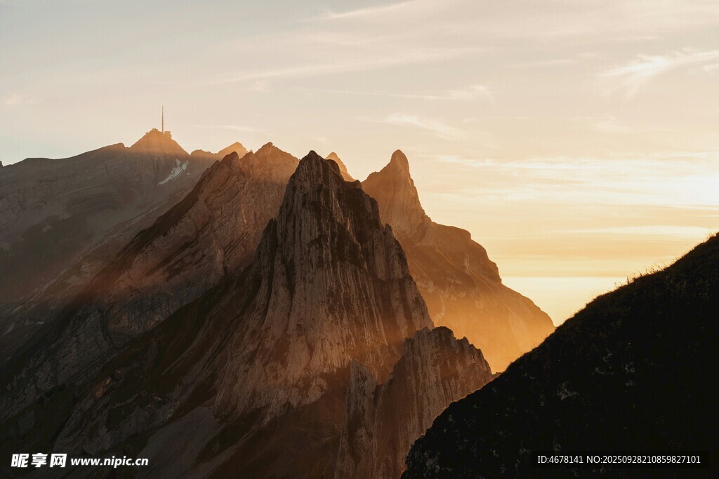 夕阳下的壮丽山峰景色