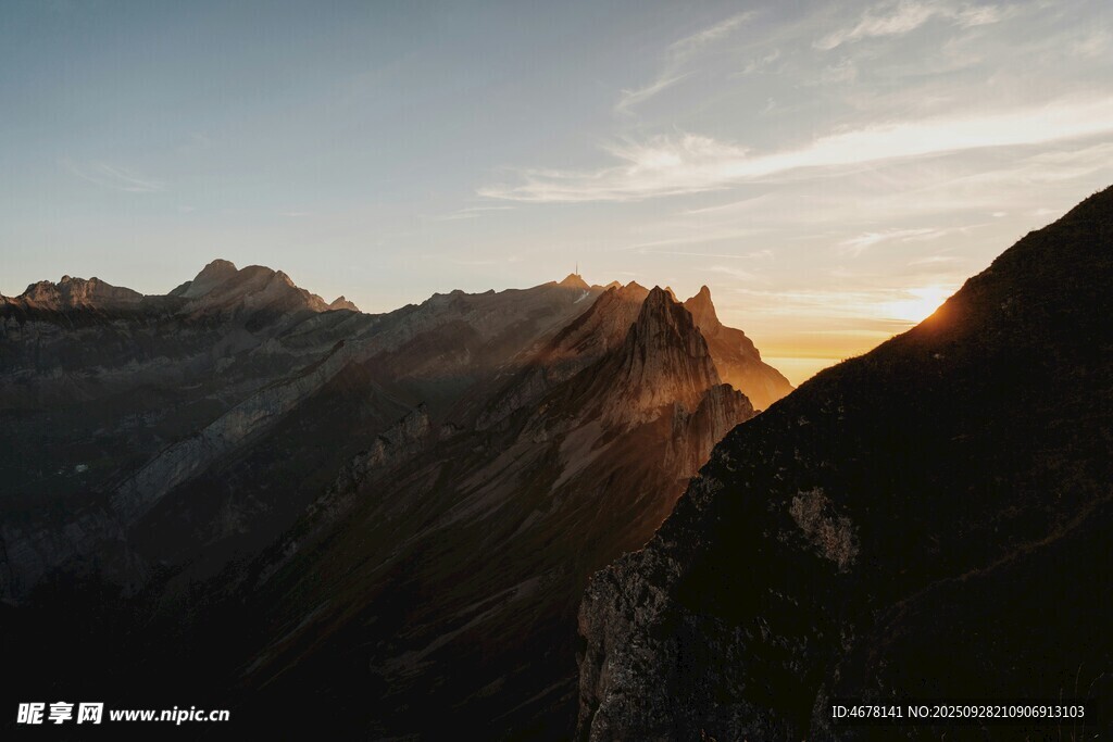 夕阳下的壮丽山峦