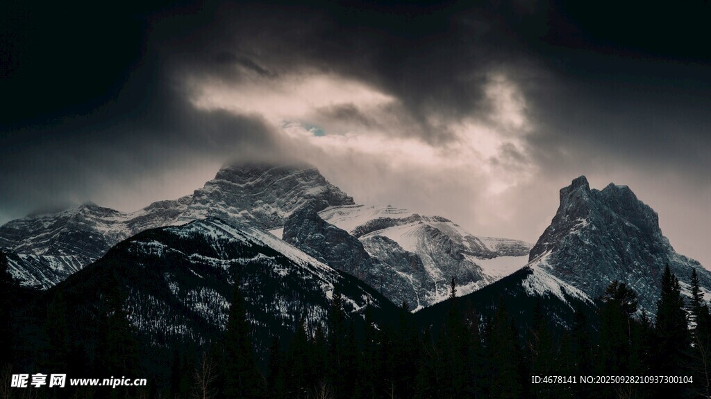 壮丽雪山与阴沉天空景观