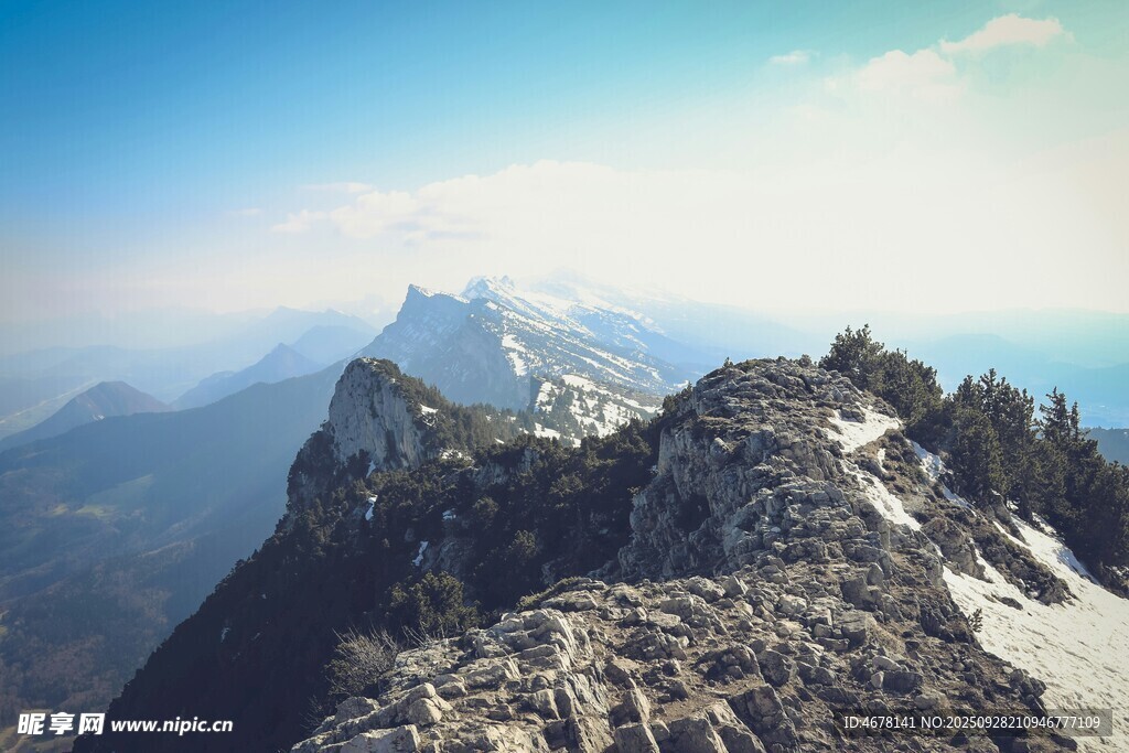 高山之巅壮丽风光