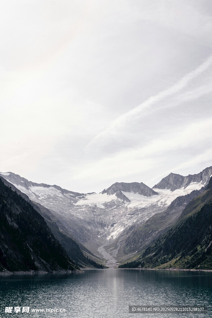 壮丽山水间的静谧湖景