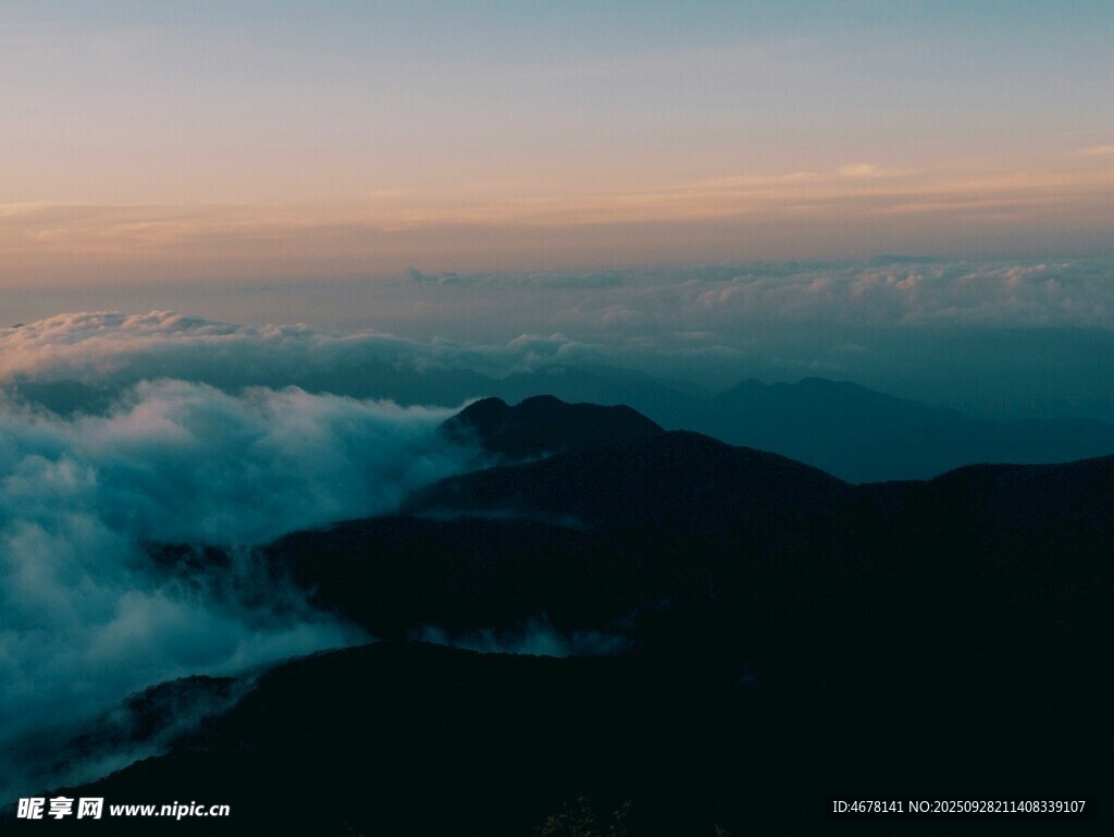 云海之上的壮丽日出景观