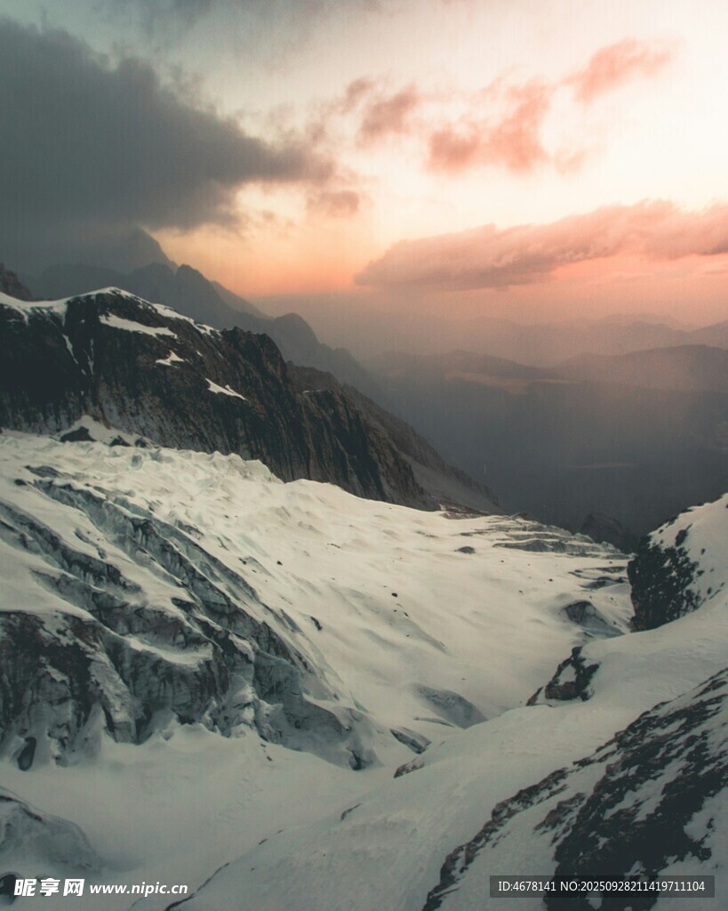 雪山日落美景