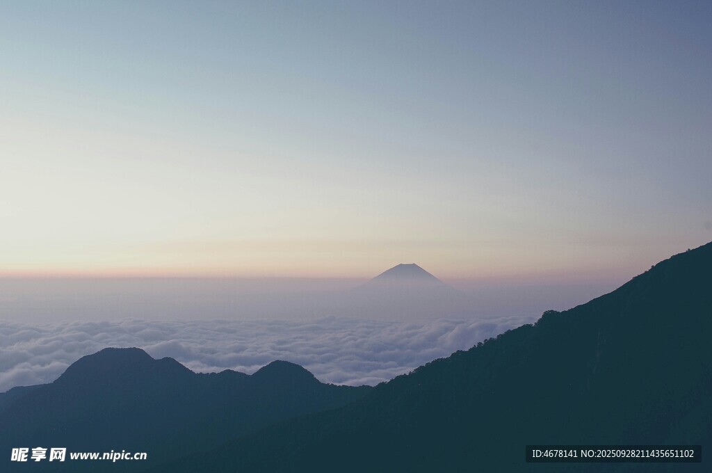 山间晨曦云海缭绕之景